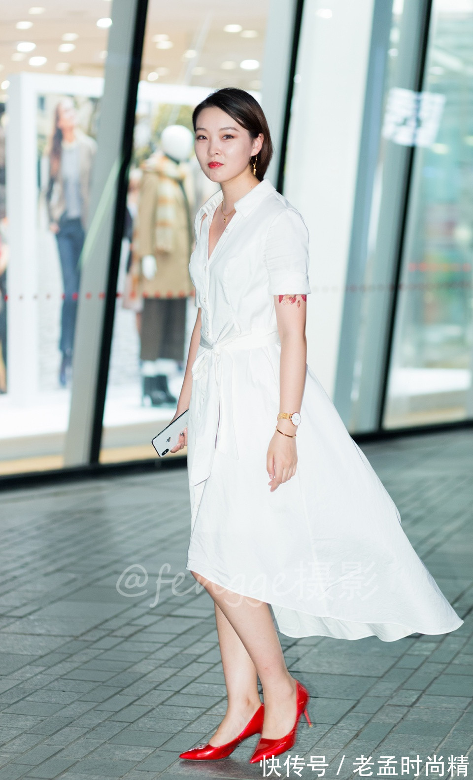 红鞋|街拍: 夜风拂过, 带起了红鞋白裙美女的裙摆, 有种飘飘欲仙的感觉