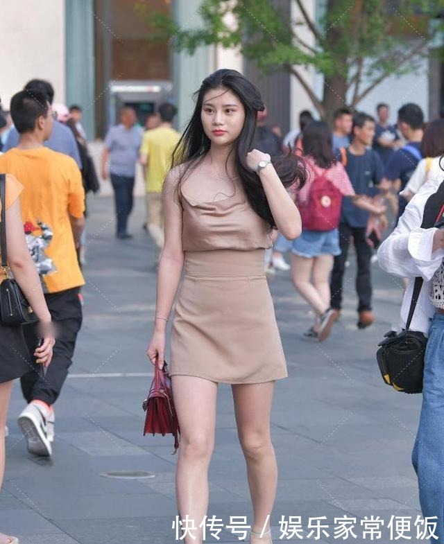 丝绸|丝绸吊带上衣搭配高腰裙,营造出流行感