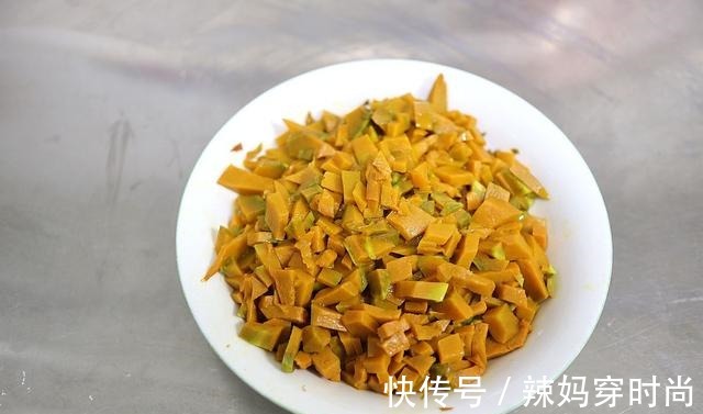 中午和老妈吃的猫耳朵,金灿灿又香又软特入味,没忍住吃了一大碗!