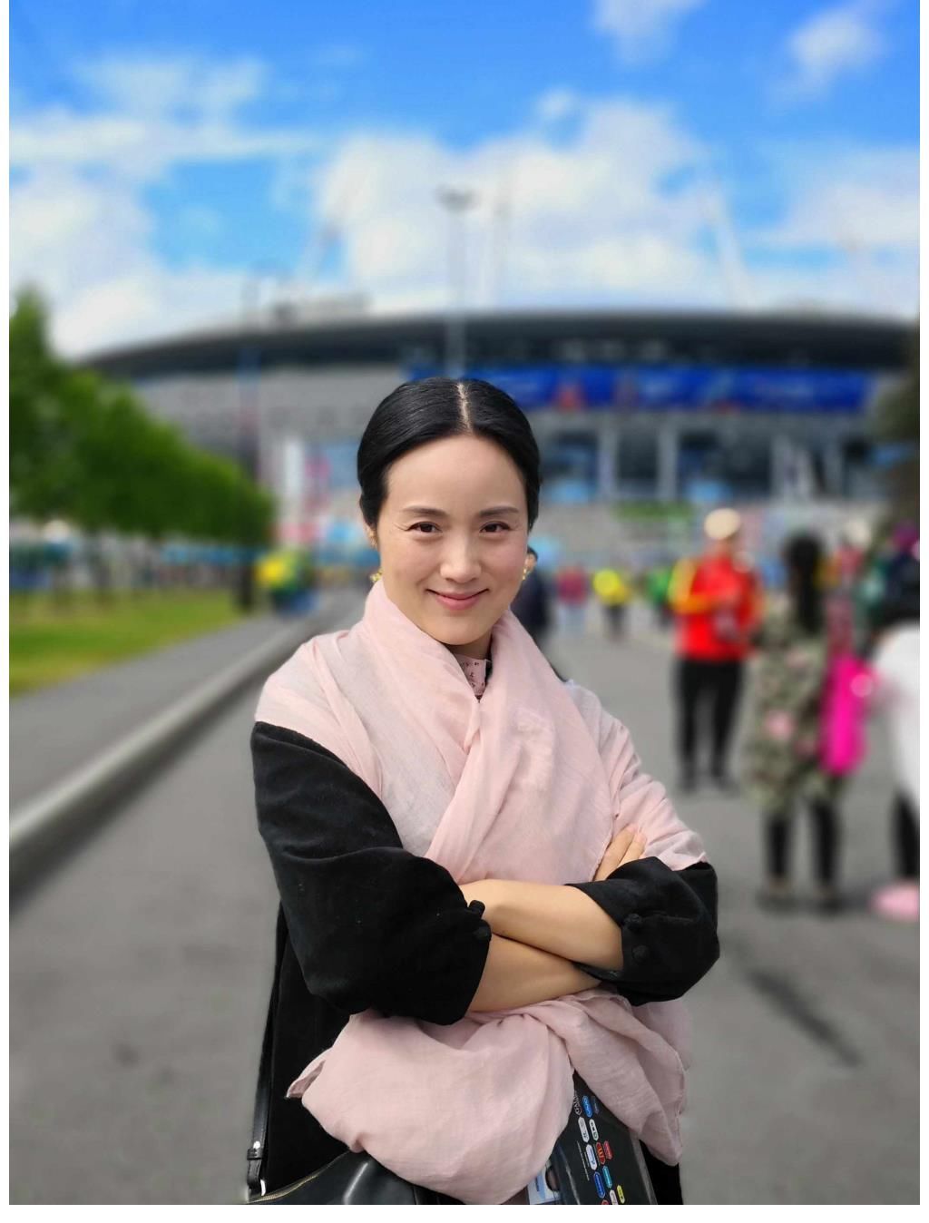 央视《新闻联播》前主播杨柳:一盒樱桃娶歌唱家妻子,47岁做父亲