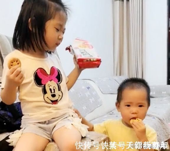 姐姐|弟弟哭闹要饼干,姐姐吼一声弟弟立马认怂,网友:教育弟弟要趁早