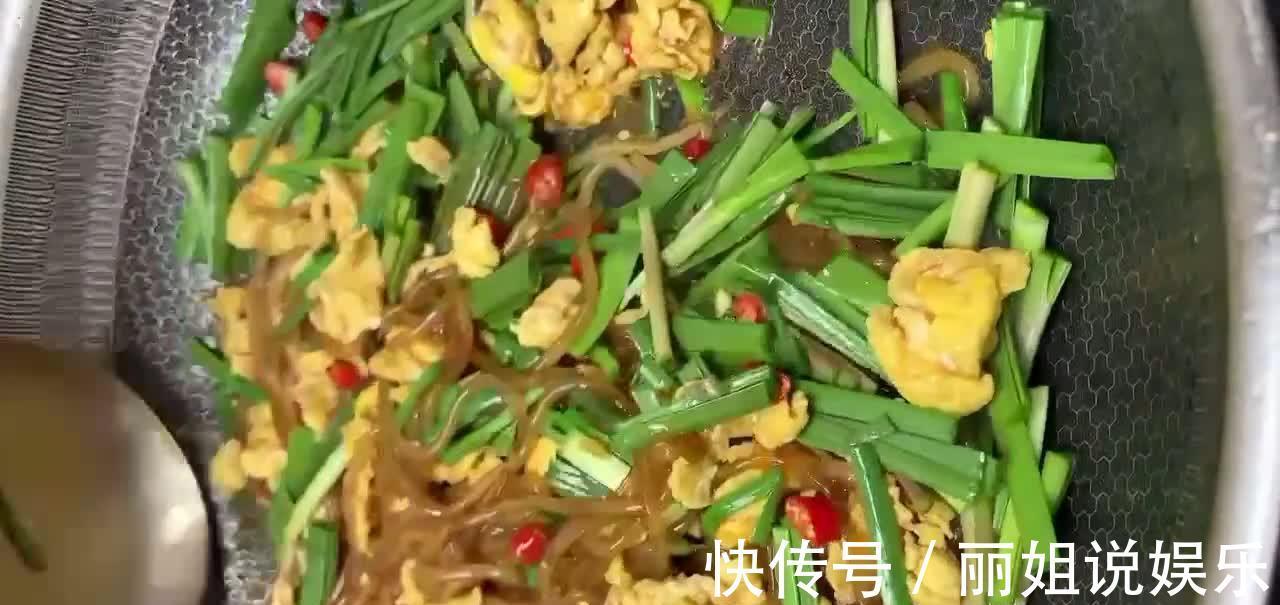 韭菜鸡蛋炒粉条，香浓味美香辣入味，即能当菜又能当饭，大家喜欢