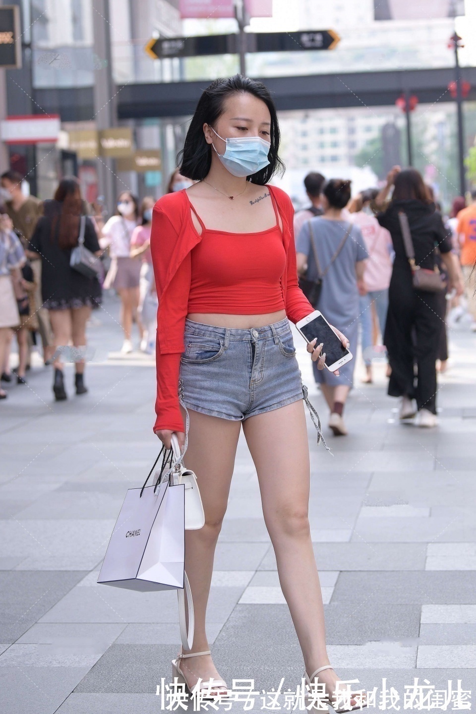 红色 红色上衣搭配牛仔短裤,简约又时尚,凸显出女人气质