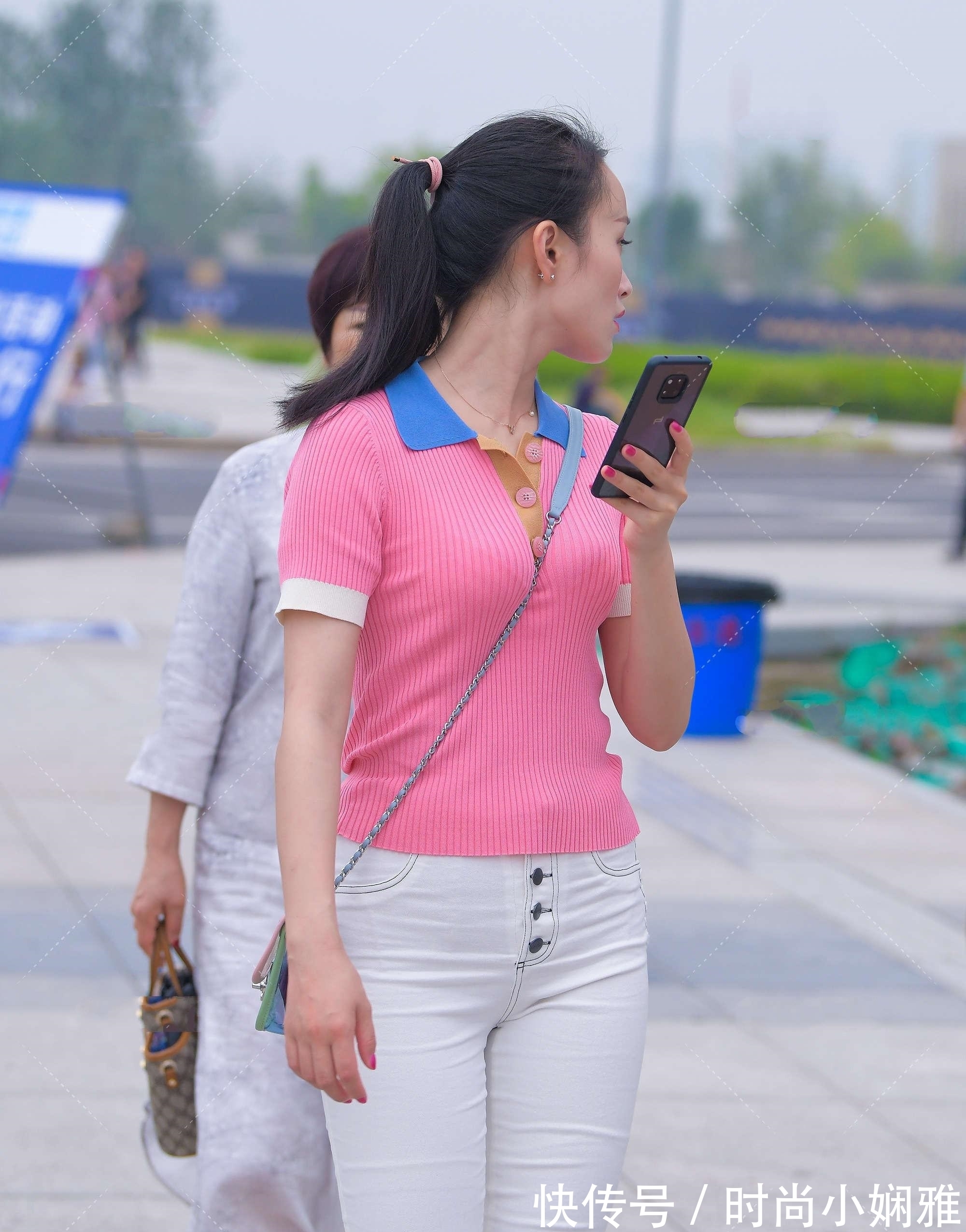 姑娘们|粉色蓝领Polo针织衫,搭配白裤,休闲通勤风