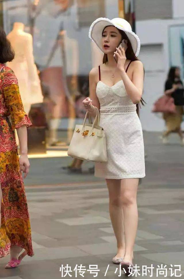 街拍:想要穿得温柔淑女一些,试试吊带连衣裙+大圆帽,真是俏皮又可爱