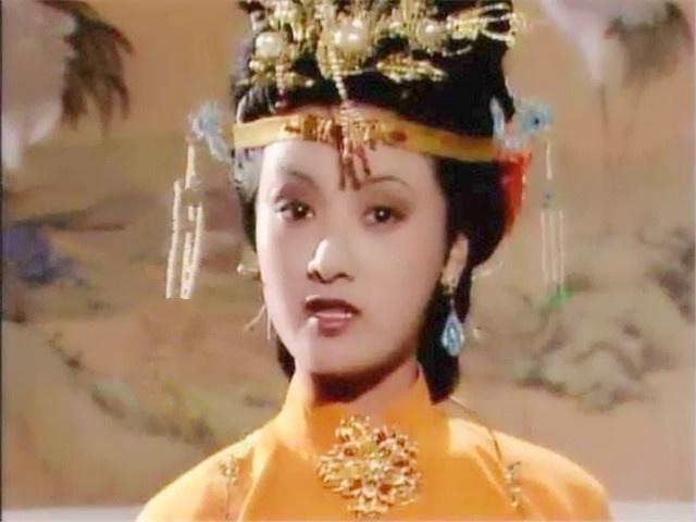 王熙凤&薛宝钗在贾府最大的敌人,并非林黛玉而是手握重权的她