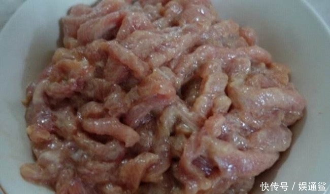 无比|别再做鱼香肉丝了,肉丝加它一起炒,无比下饭,上桌就被抢光!