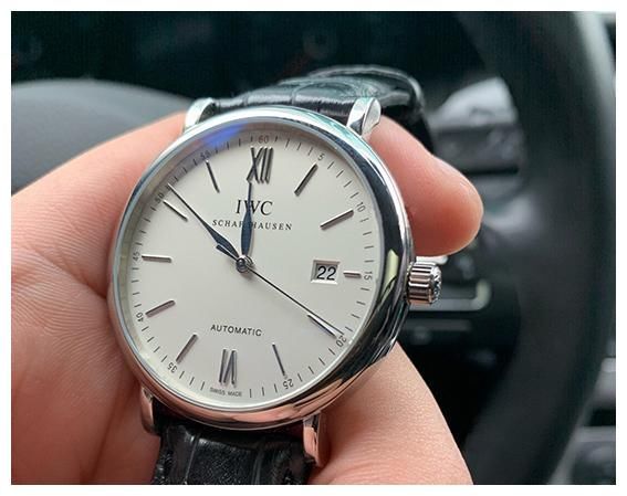 档次|同档次正装表怎么选？万国VS欧米茄，谁更适合工薪层男士佩戴