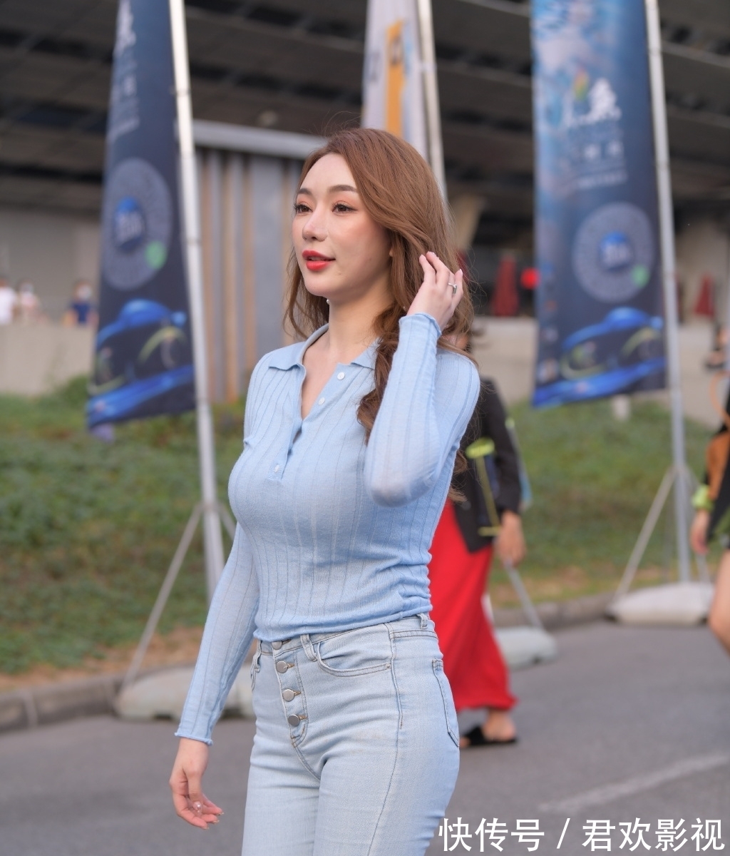 女孩 微胖女孩的日常穿搭,休闲显瘦牛仔裤,让造型轻松变好看