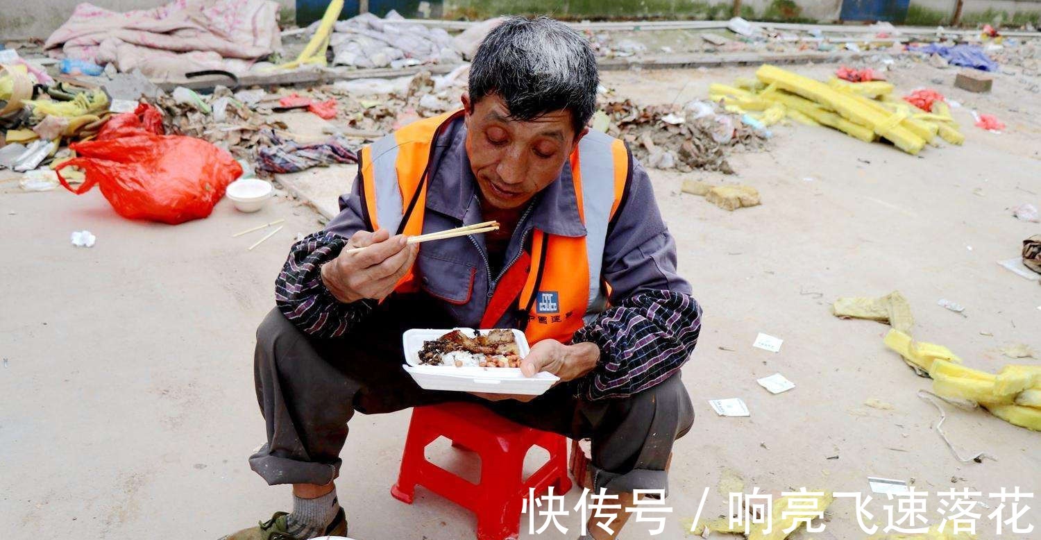 啤酒|为什么有的工人,午餐和晚餐喜欢配一瓶啤酒得知原因,有点无奈!