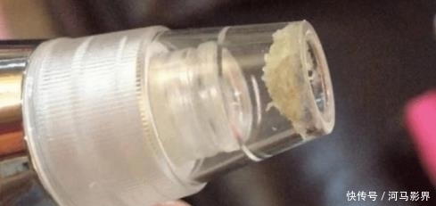 小疙瘩|抿紧下巴后突起的“白疙瘩”,千万要注意,这是螨虫的真身吗