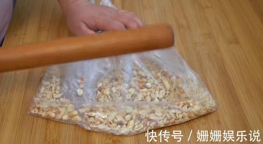 花生|糯米这样做太好吃了，上锅一蒸一烙，香甜软糯，全家人都爱吃