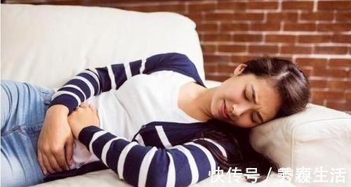 小姑娘|女孩路上来“初潮”,白裤被染红不知情,路人阿姨暖心举动大赞