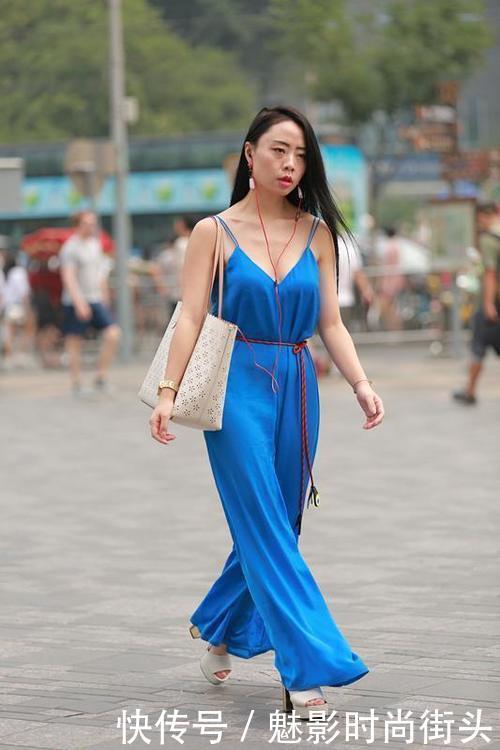 会搭配对女性的优势不容忽视,蓝色连体裤搭配白色鞋,选择适合自己的很重要