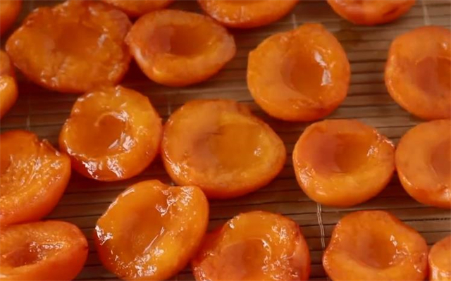 教你在家做杏干，1次买了50斤杏子制作，酸甜好吃有嚼劲，特简单