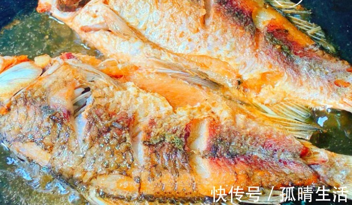 鱼皮|不管煎啥鱼,最忌直接放盐,再加“这2料”,肉质鲜嫩细腻特完整