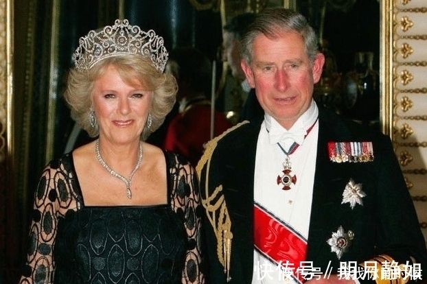 小拇指 查尔斯胖手上的3枚戒指:1枚代表身份,另外2枚婚戒藏了啥故事