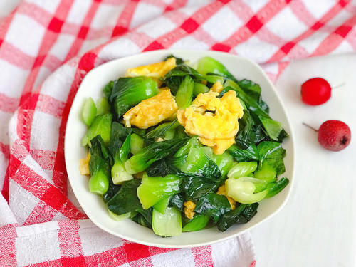 炒鸡蛋|健康的家常小炒:油菜炒鸡蛋,营养好吸收,黄绿相间看着就有食欲