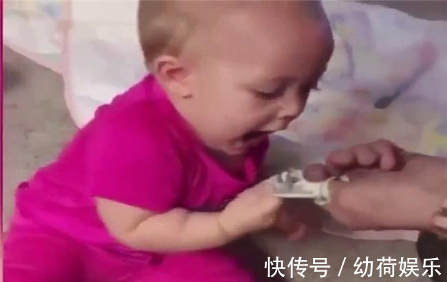 nin爸爸假装要抢女儿手里的钱, 2岁宝宝的反应萌翻了