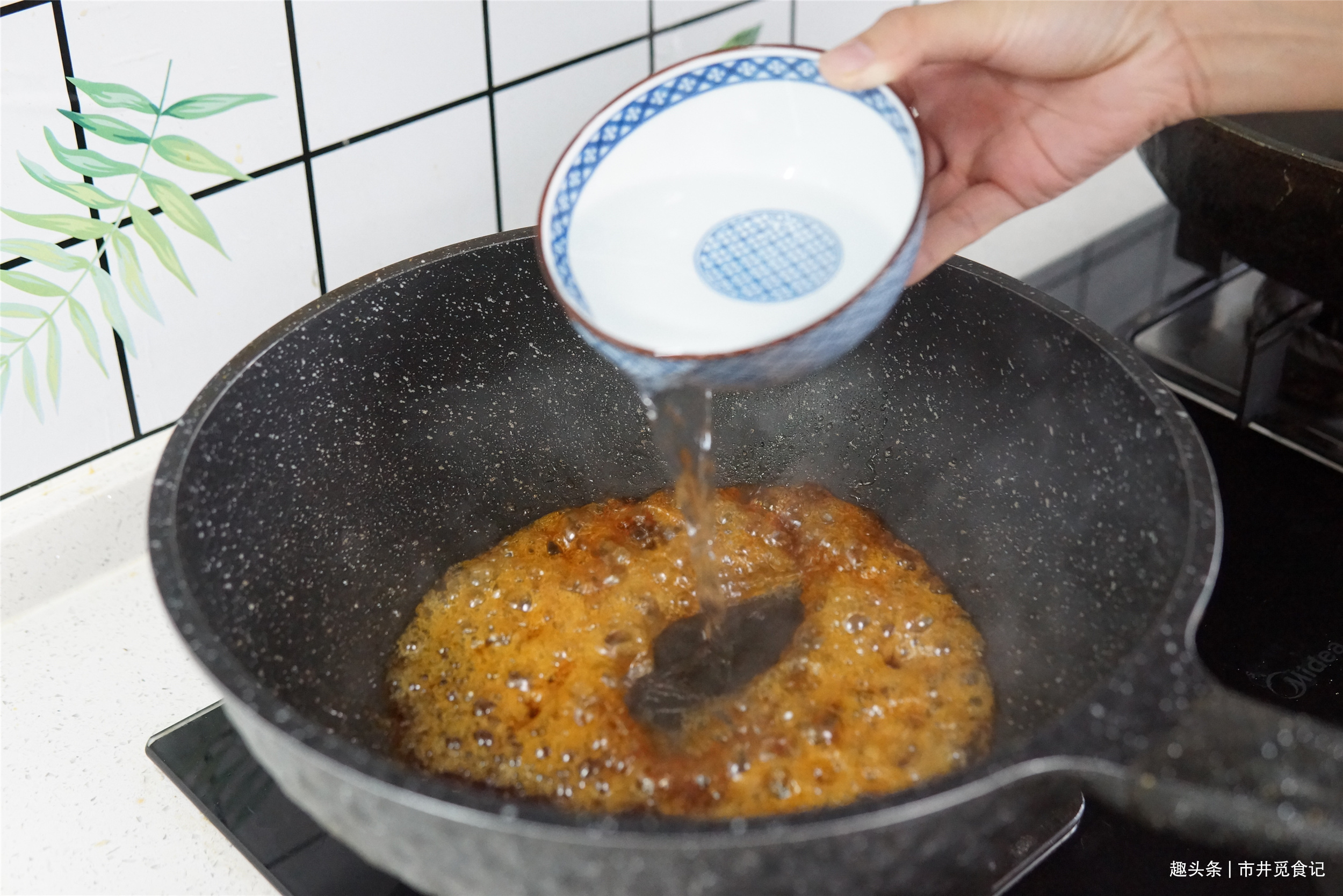 入秋贴秋膘，猪肉排骨靠边站，会吃大骨头才过瘾，花钱不多还解馋