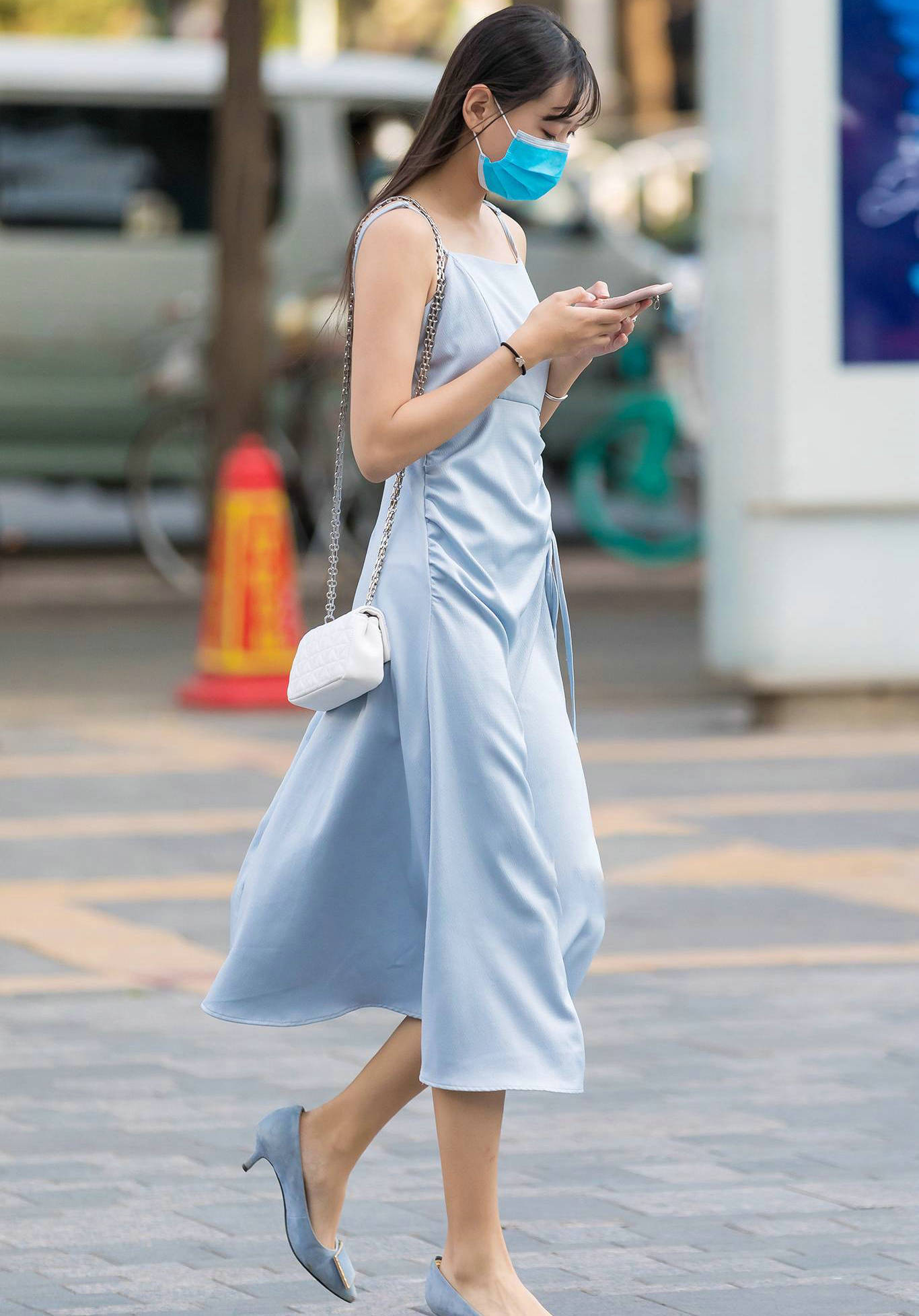 非常突然|美女街拍:红色的v领连衣裙,宽松的版型,穿出慵懒又气质的姿态