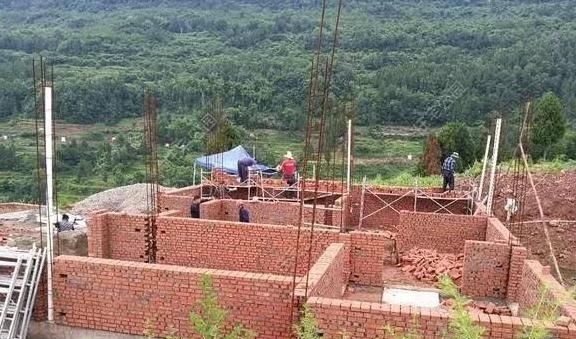 别墅|农村小伙竟花34万在人烟稀少的地方建别墅，为了啥？