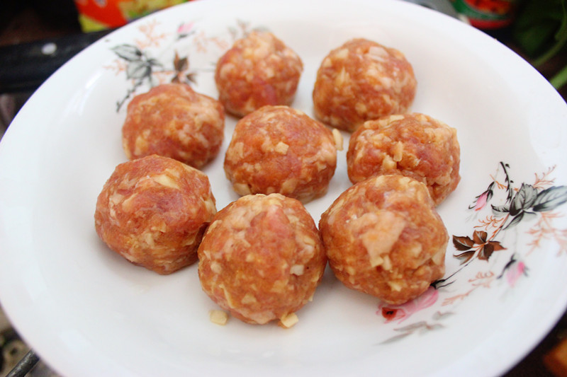 炸肉丸子,万万不可直接下锅,只需简单2步,丸子炸出又香又脆