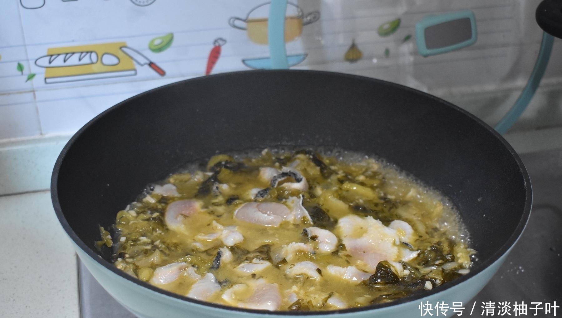 生活|2人2菜1汤的午餐,酸菜鱼和排骨汤荤素搭配滋味无穷,认真生活