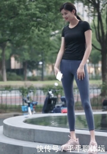 黑色T恤搭配深蓝色瑜伽裤,展现高挑身材,纤细美感
