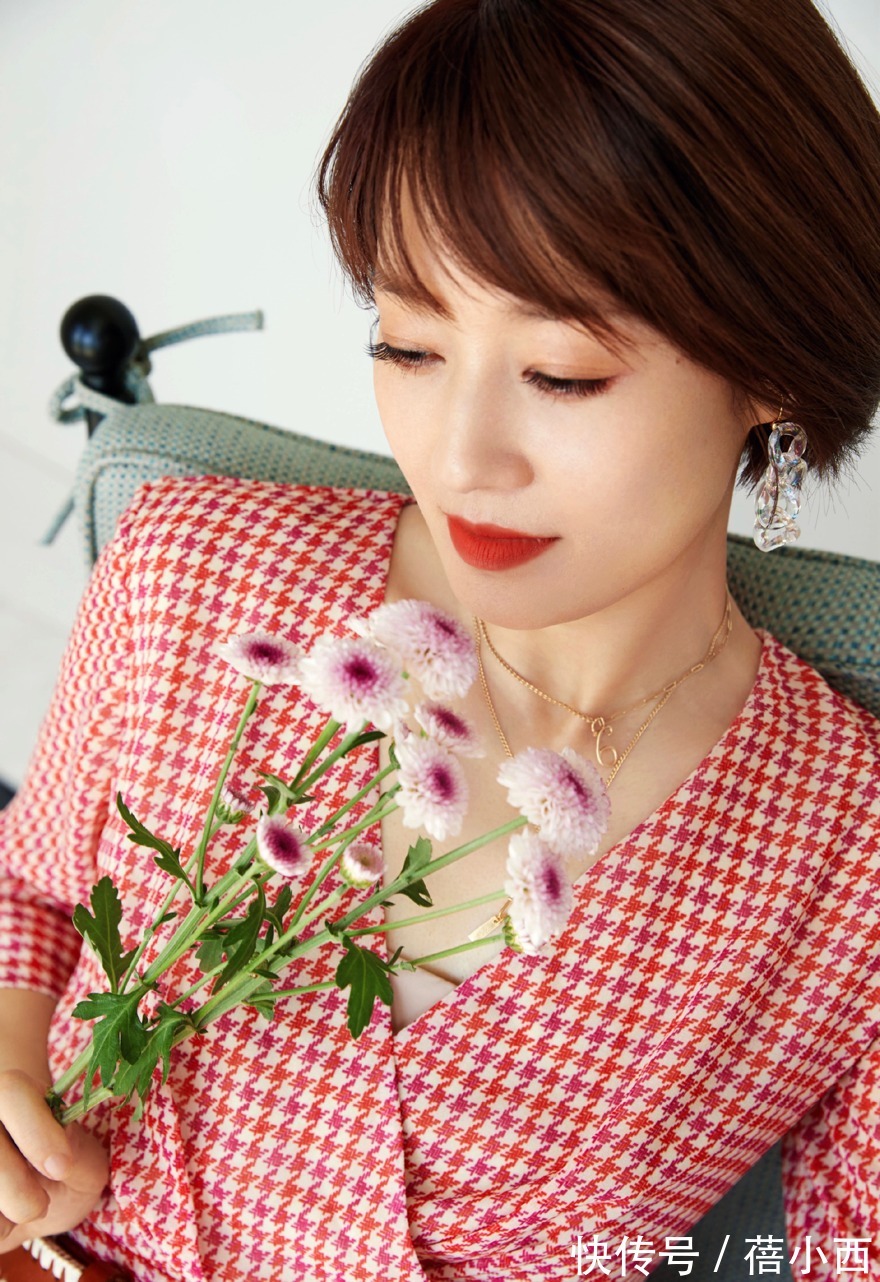 小蛮腰|又被“马伊琍”惊艳到!穿格纹连衣裙配小白靴,45岁状态逆天了