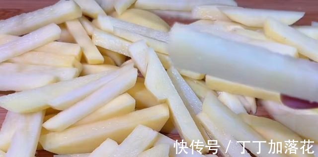 土豆别再炒着吃了,教你一个新做法,外酥里嫩,酸甜适口!