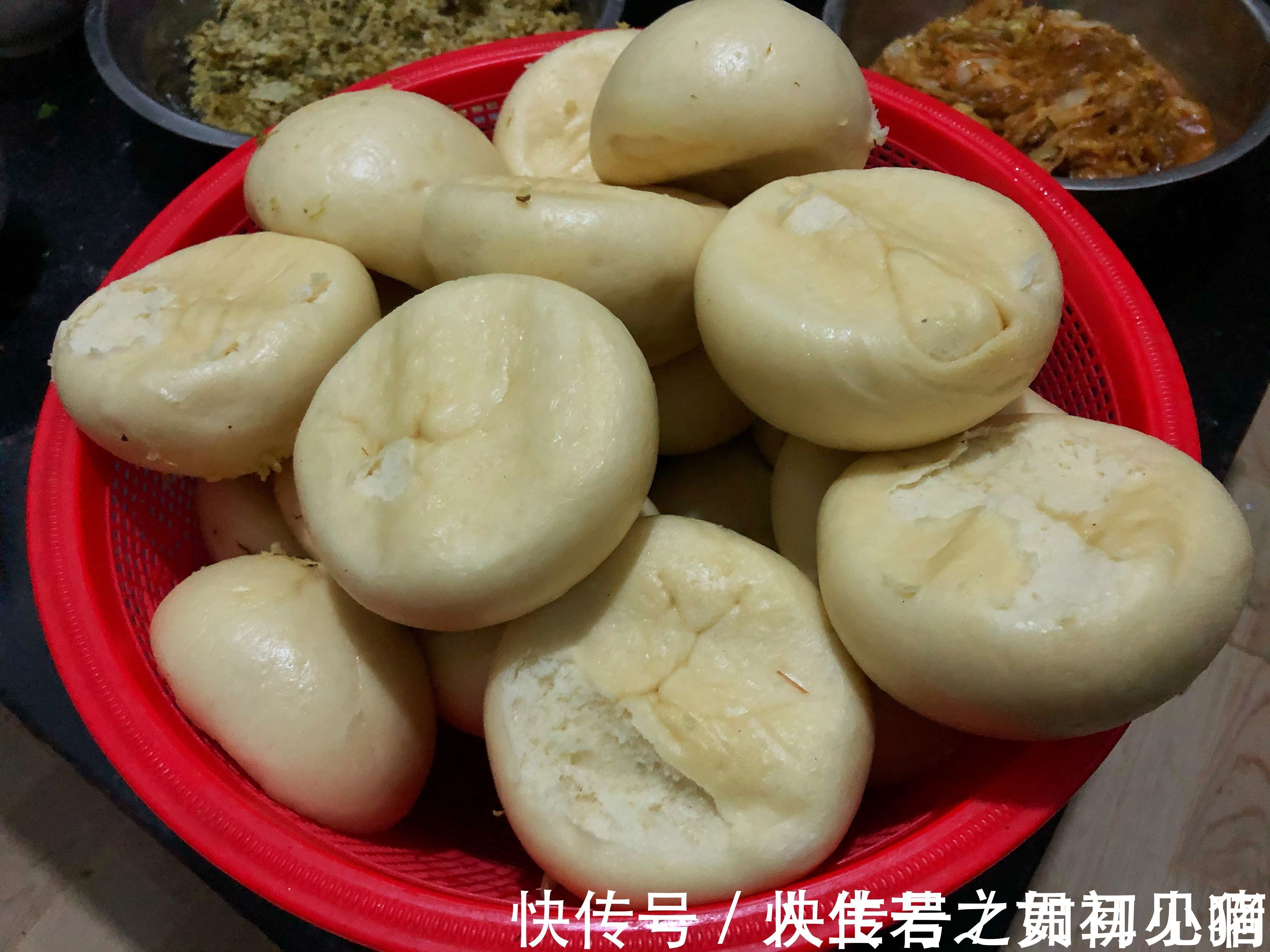 去娘家吃晚饭，妈妈准备了菜、粥和豆包，都是花钱买不到味道