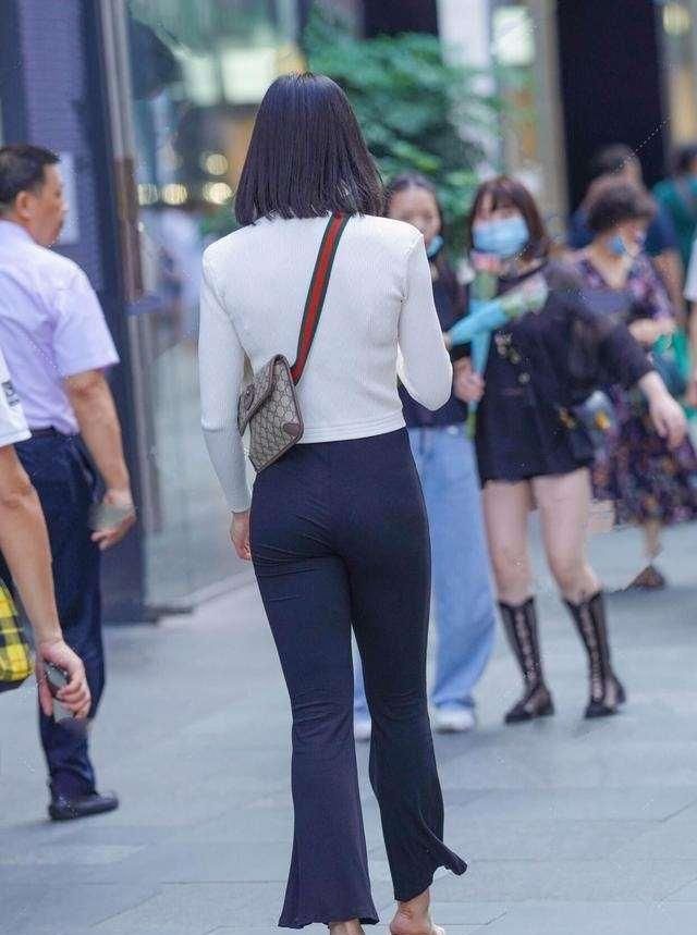 简单搭配的打底裤展现女人魅力气场，秀出迷人自我，多姿多彩