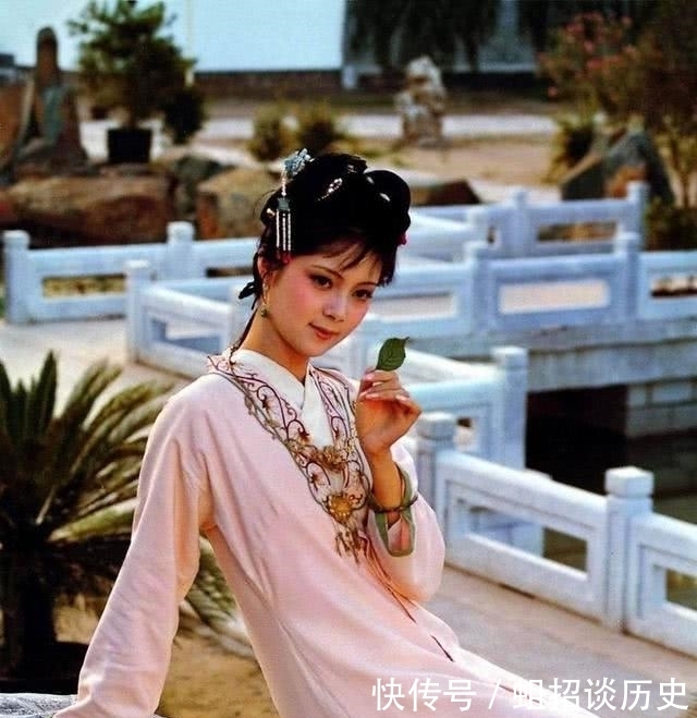 宝玉梦中大喊:不要金玉良缘,只要木石姻缘,宝钗听完为何怔住了