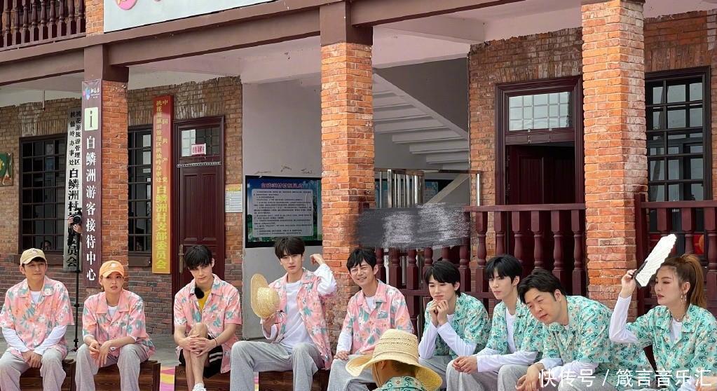 INTO1参加《快本》路透照过于模糊的原因曝光,粉丝太不容易了