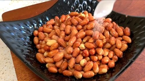 炸花生米时，直接下锅是不对的！多加一步，花生米更酥脆还不返潮