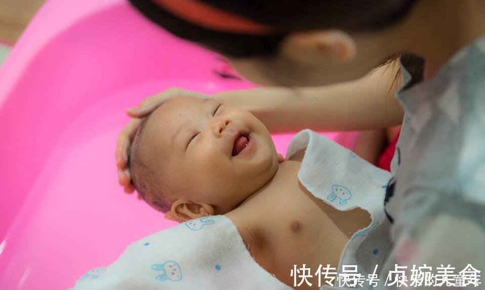 儿科医生|刚出生的宝宝天天洗澡?别掉到“坑”里去了,这样洗才健康