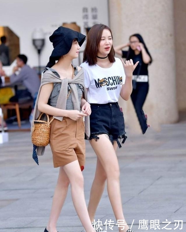 靓丽|街拍:两个时尚小姐姐,穿短裤秀出白皙长腿,青春靓丽,楚楚动人