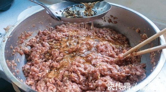 59岁老师傅说调饺子馅时，有2种料不可缺少，少一种饺子都难吃