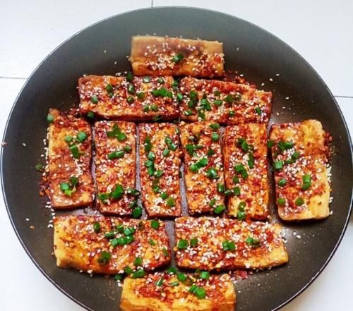 12道油煎出来的特色菜，看着就很有食欲，吃起来鲜香可口回味无穷