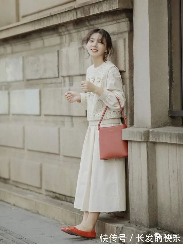 包包 秋冬的复古穿搭指南,身穿衬衫+棕色半身裙,复古高级又时髦!