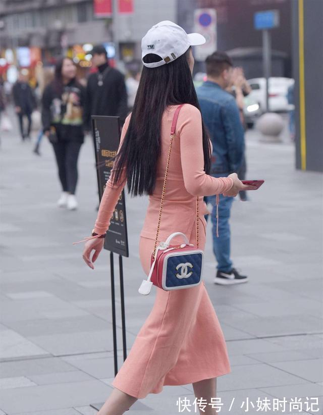 袖衫|粉色半身裙搭配粉泡袖衫,修身效果轻松穿出时尚范。