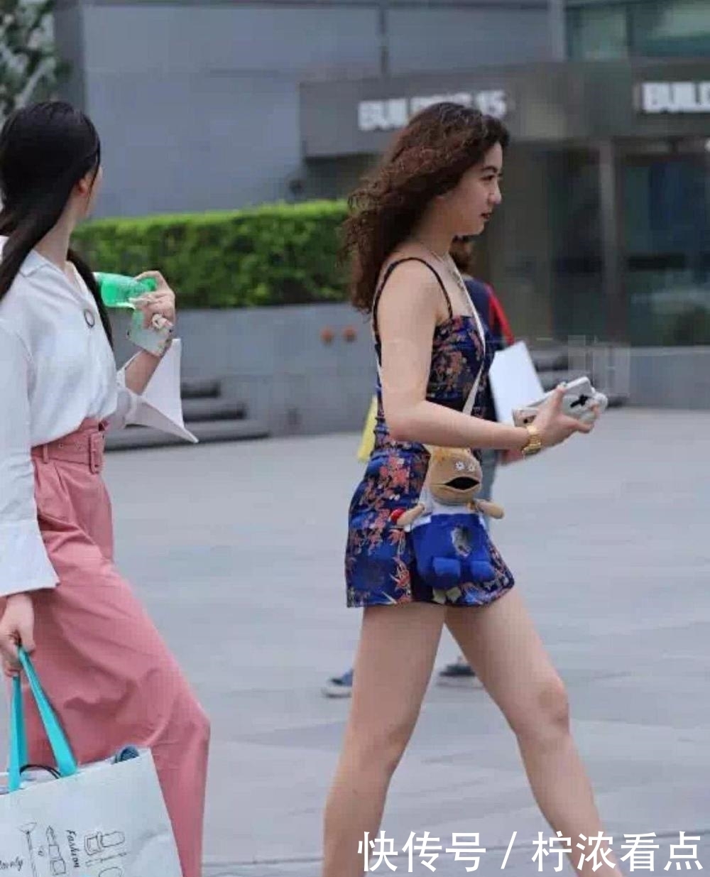 街拍:浪漫又神秘的紫色吊带旗袍,凸显高贵典雅的气质和迷人身姿