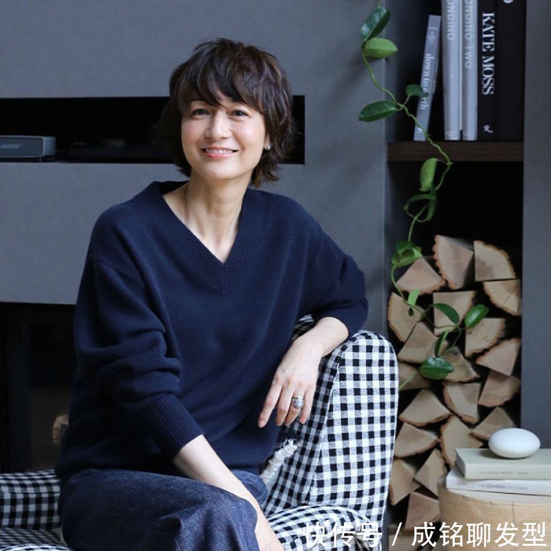 富冈佳子|50岁的女人，穿衣要懂得减龄搭配，日本穿搭博主的穿搭经都在这里