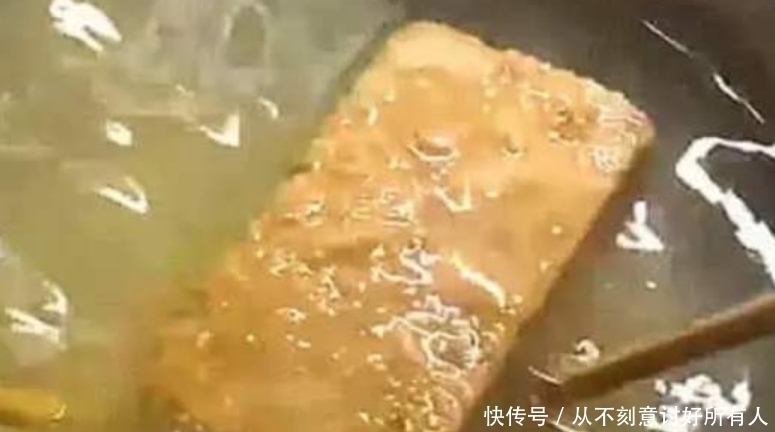  军用饼干真能48小时不挨饿？当沸水煮开之后，网友：能饿才怪！