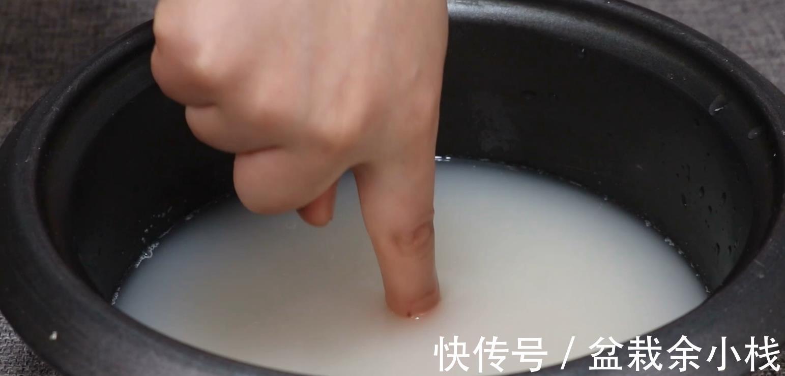 大米|蒸米饭最忌直接就蒸，饭店师傅教你诀窍，米饭粒粒分明又筋道