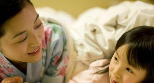 妈妈|5岁女儿自己睡2米大床,却总说“很挤”,妈妈看完监控后泪目