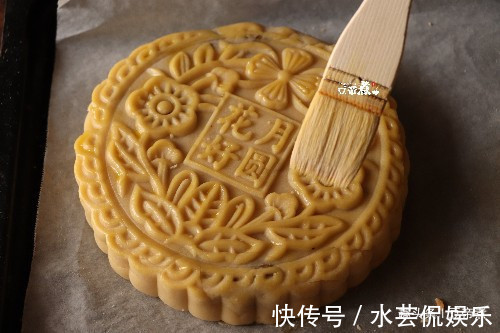 低筋面粉|一斤多重的月饼有六个蛋黄，没等回油，就被抢走吃掉，有那么馋吗