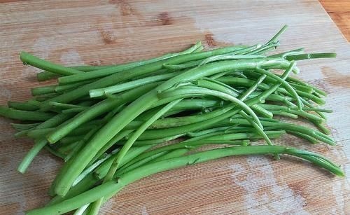 钙是番茄12倍,通便解毒除口臭,和五花肉一炒,香嫩爽脆超下饭