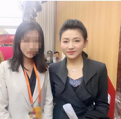  下巴|王小丫变瘦了！扎马尾辫穿黑色套装尖下巴抢镜，年过半百气质优雅